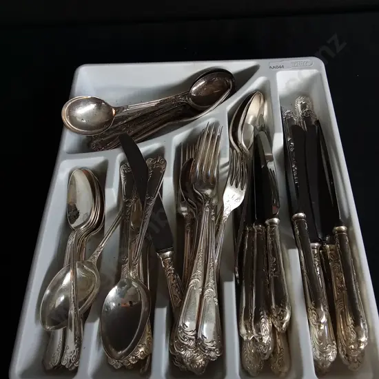 HARRISON FISHER & CO STAINLESS STEEL CUTLERY SET