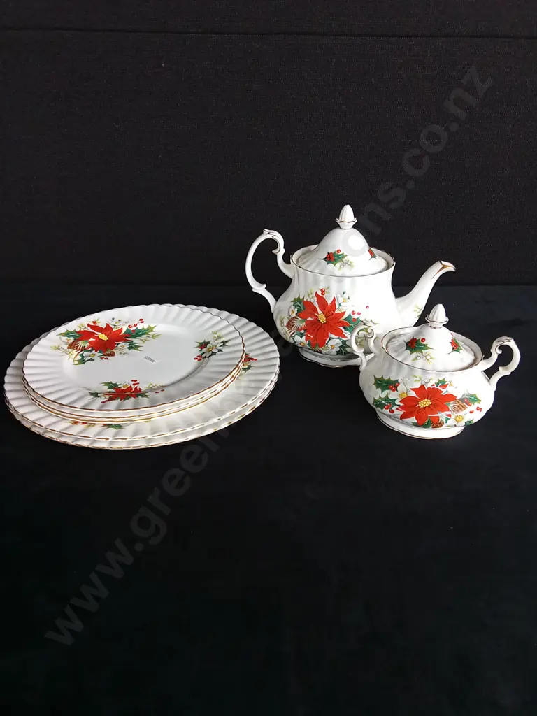 ROYAL ALBERT YULETIDE PLATE TEA POT AND SUGAR BOWL Image 1++