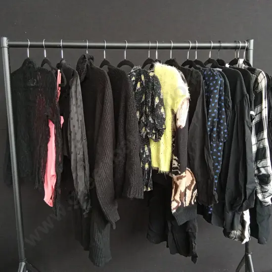 LARGE BOX OF SIZE 8-10 WOMENS CLOTHES INCLUDING ZARA, TOP SHOP, STELLA MCARTNEY, LEE AND MORE (SAMPLE IN PHOTO)