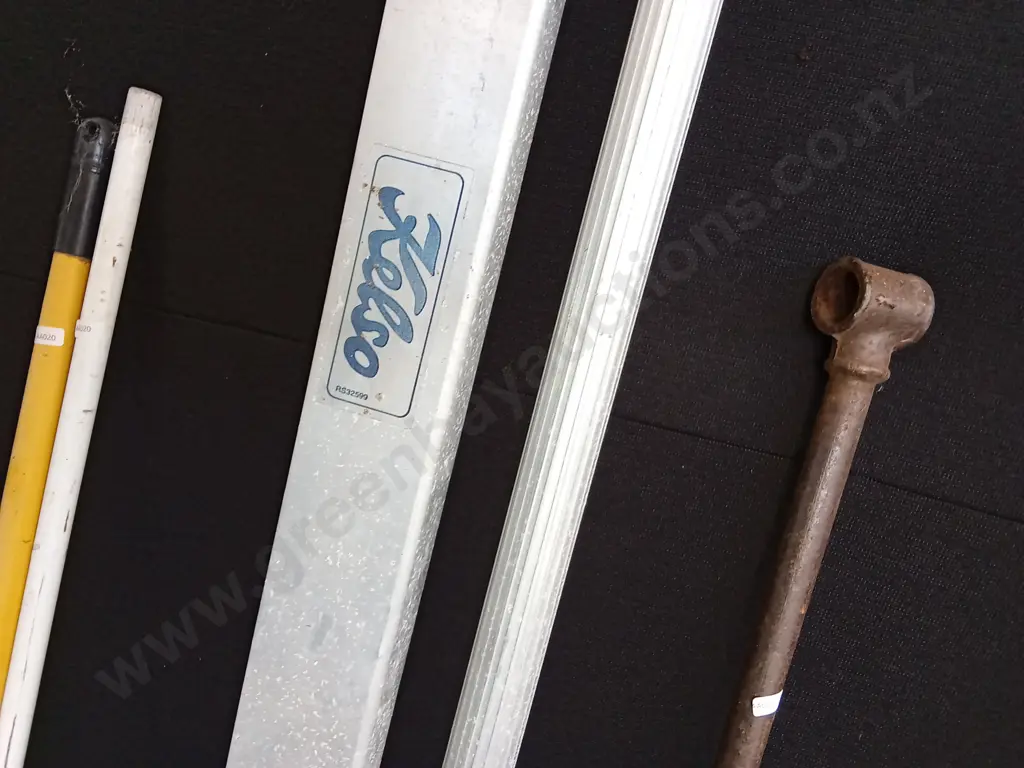 SELECTION OF HAND TOOLS INCLUDING 2.2M CONCRETE FLOAT, 2X LONG HANDLED SPADES, POST HOLE HAND BORER, GARDEN FORK, Image 1++