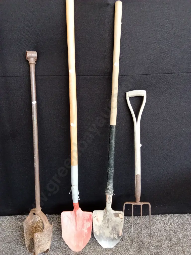 SELECTION OF HAND TOOLS INCLUDING 2.2M CONCRETE FLOAT, 2X LONG HANDLED SPADES, POST HOLE HAND BORER, GARDEN FORK, Image 1++