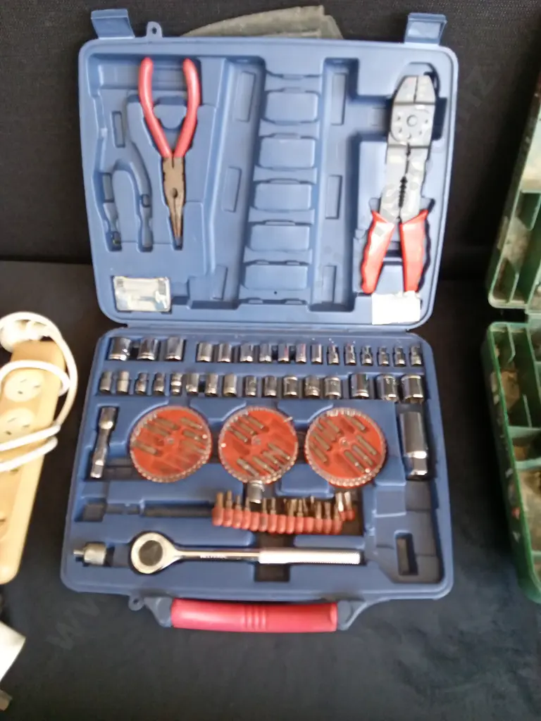 BAG CONTAINING CORDED BOSCH MULTI TOOL TESTED WORKING, PARTS OF SOCKET SET, HEAVY DUTY PRUNERS AND ELECTIRCAL SOCKETS Image 1++