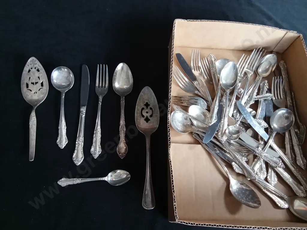 BOX OF SILVER PLATED CUTLERY Image 1++