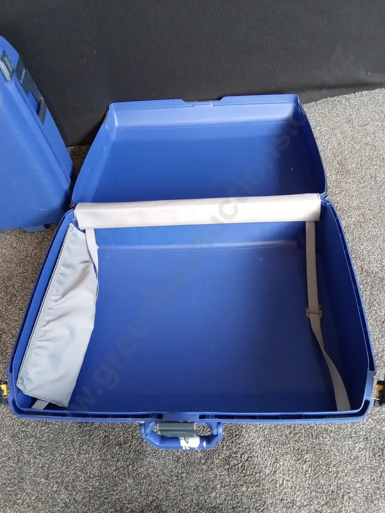 PAIR OF SAMSONITE BLUE SUITCASES Image 1++