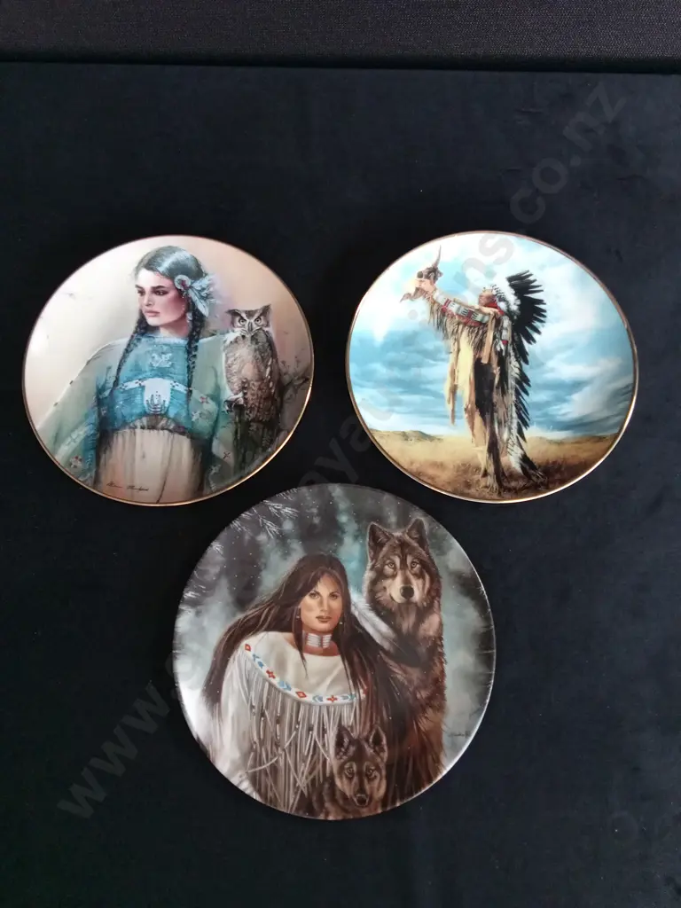 COLLECTION OF 3 DECORATIVE PLATES Image 1++