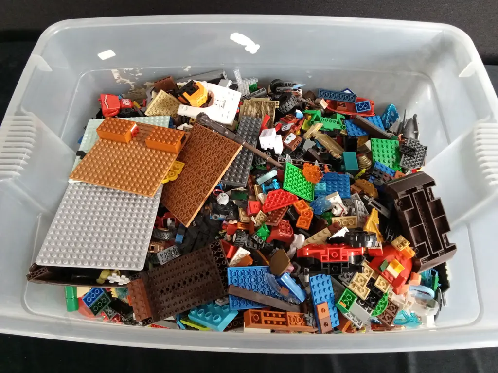LARGE BOX OF LEGO Image 1++