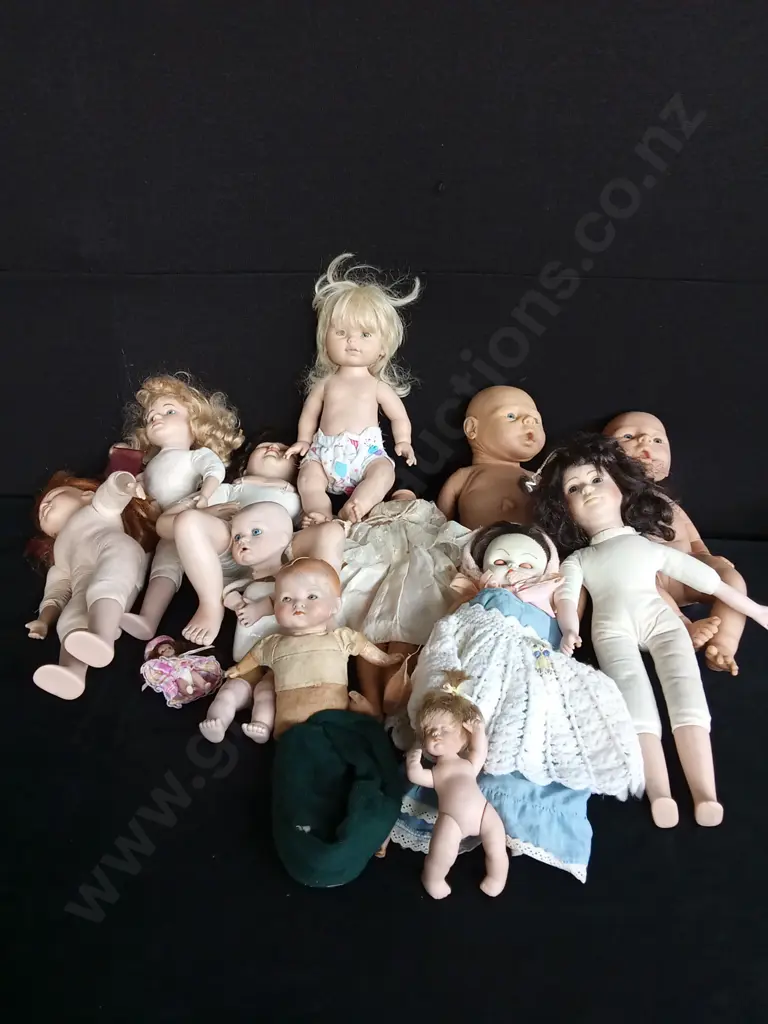 COLLECTION OF VINTAGE DOLLS Image 1++
