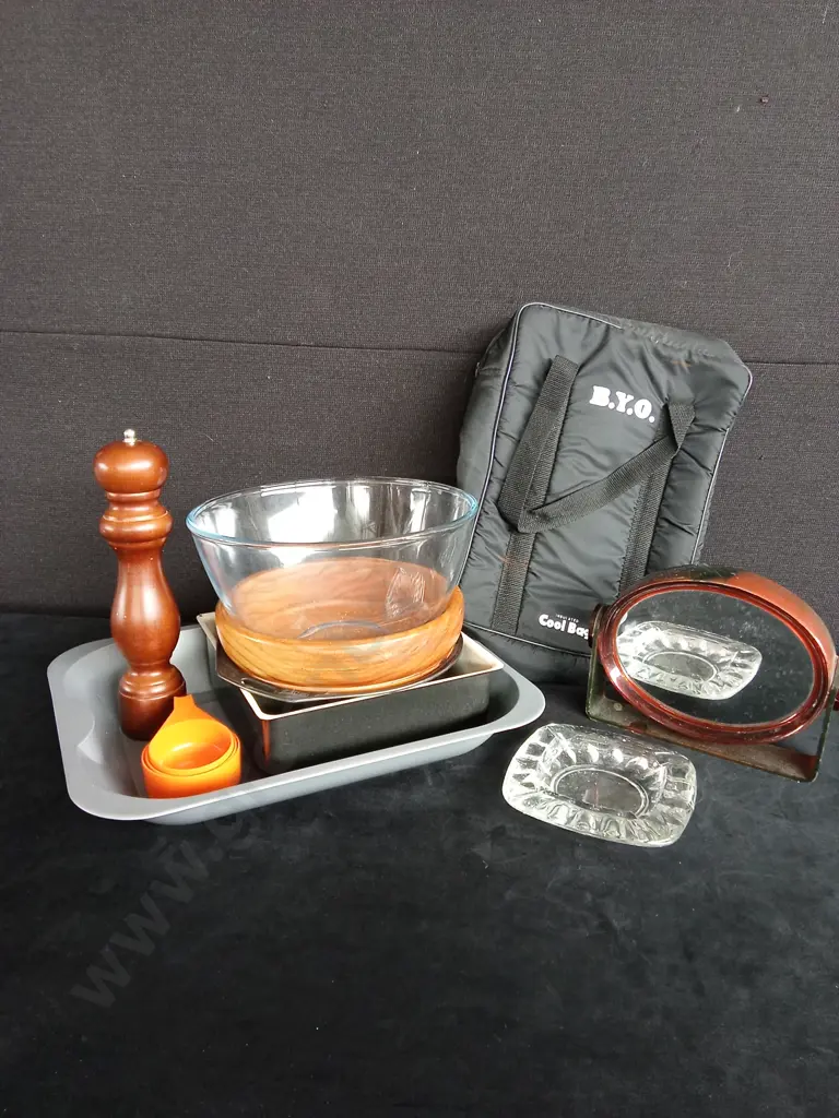 BOX OF ASSORTED KITCHEN ITEMS LIGHTING AND MORE Image 1++