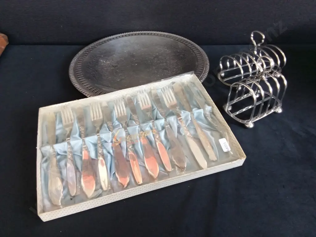 GROSVENOR SILVER PLATED CUTLERY SET WITH A PLATTER 2 TOAST RACKS Image 1++