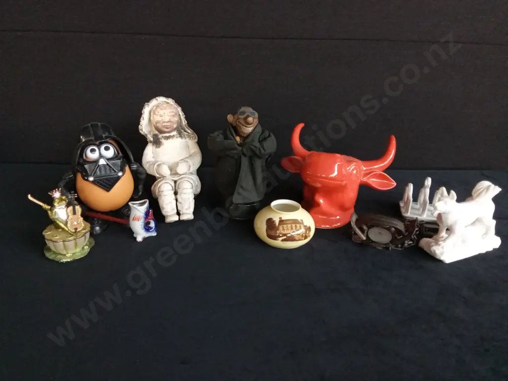 ASSORTED FIGURINES AND OTHER ITEMS Image 1++