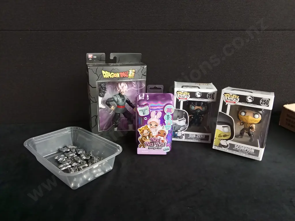 FIGURINES X 4 AND KNUCKLEBONES Image 1++