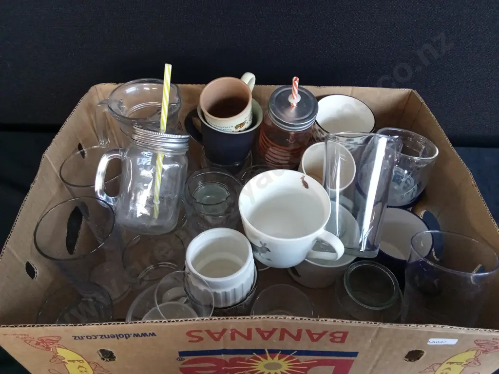 BOX OF ASSORTED GLASSES AND MUGS Image 1++