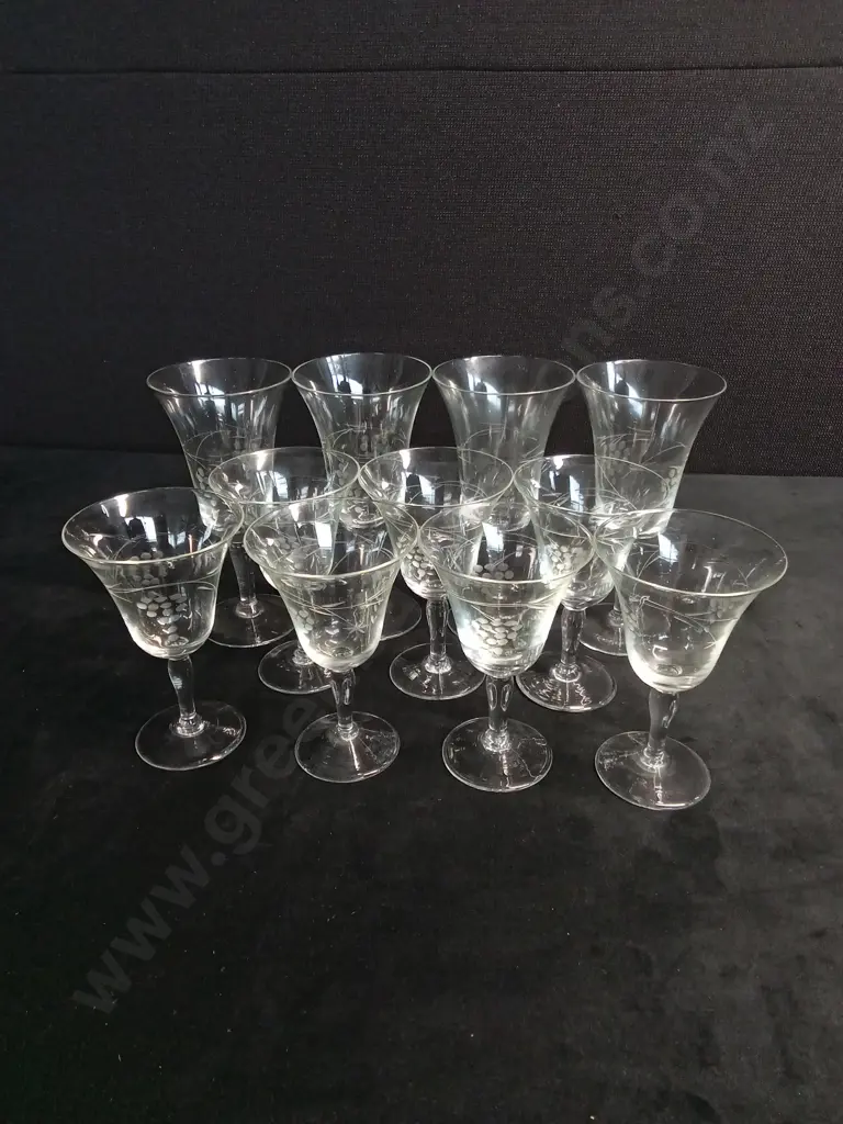 VINTAGE HAND ETCHED COCKTAIL GLASSES X 11 Image 1++