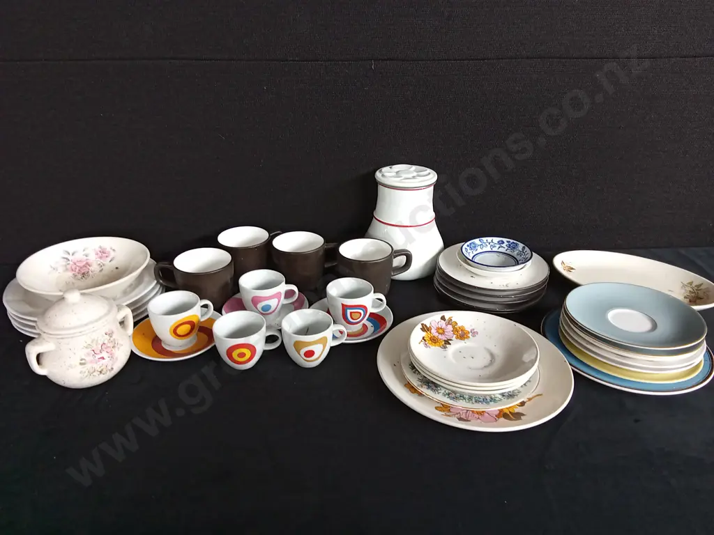 BOX OF ASSORTED PLATES AND CUPS Image 1++