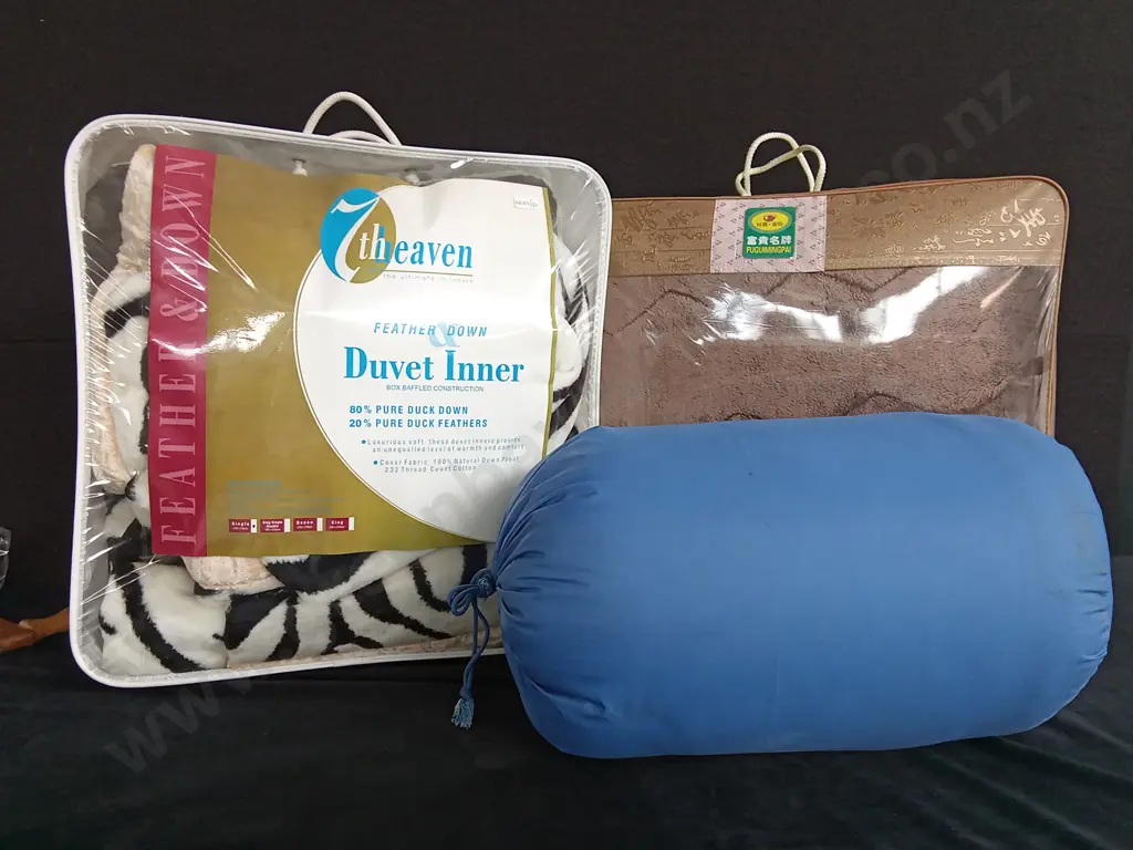 2 LARGE FUZZY BLANKETS AND A SLEEPING BAG Image 1++