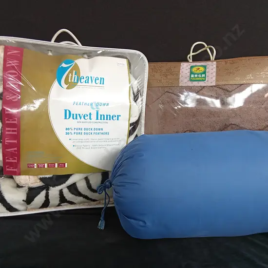 2 LARGE FUZZY BLANKETS AND A SLEEPING BAG