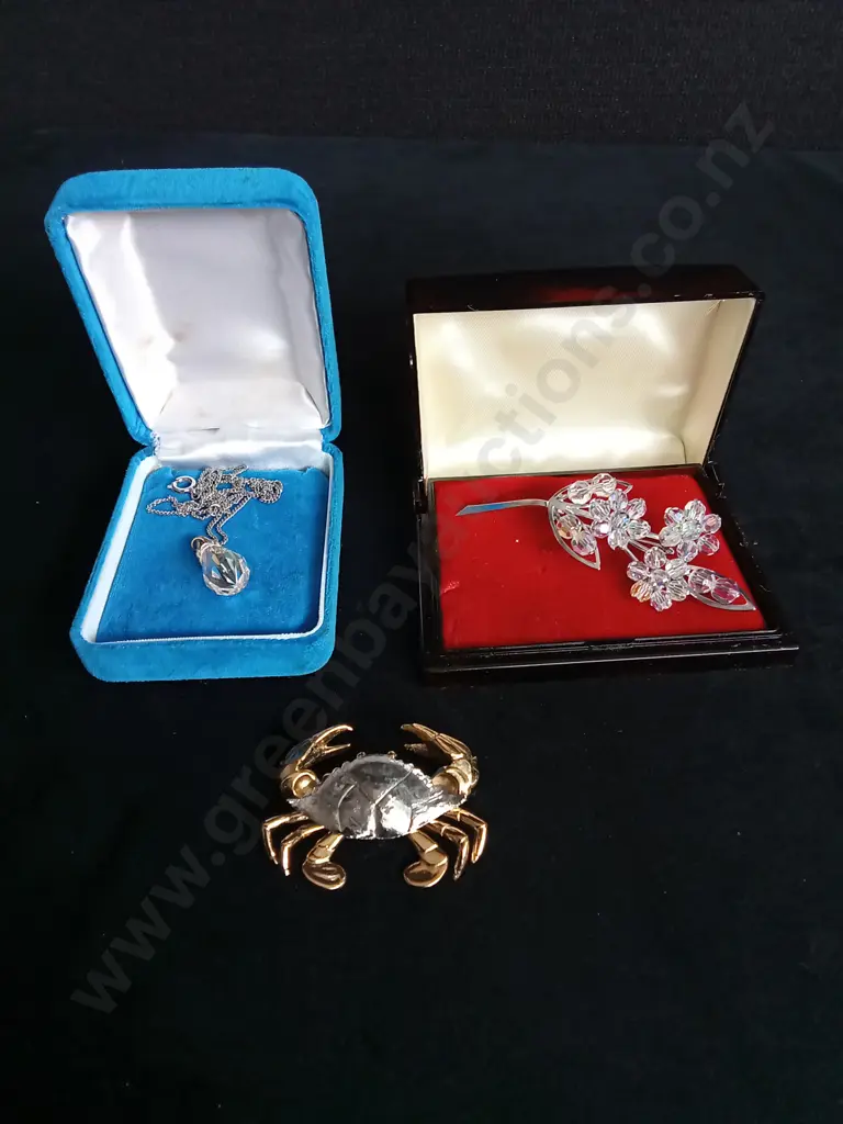 NECKLACE AND 2 BROACHES Image 1++