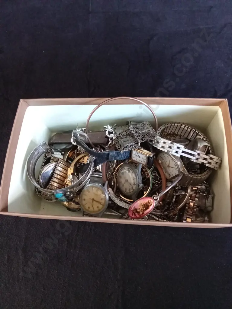BOX OF ASSORTED WATCHES AND JEWELLERY Image 1++
