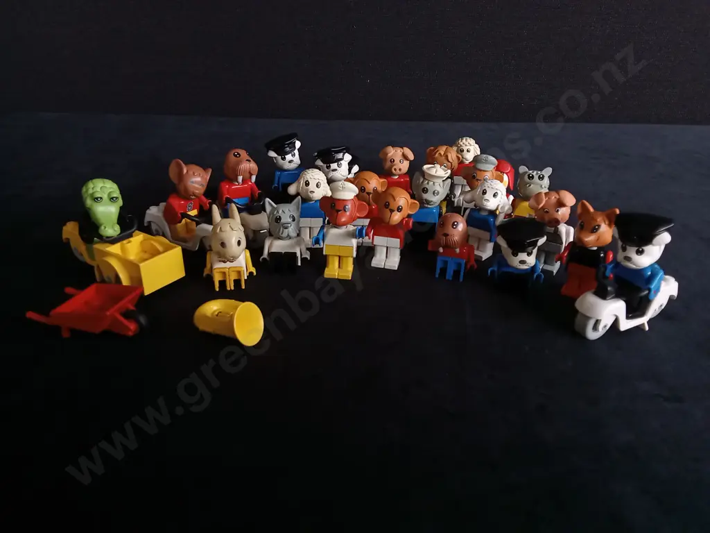 COLLECTION OF VINTAGE LEGO FABULAND FIGURES A Image 1++