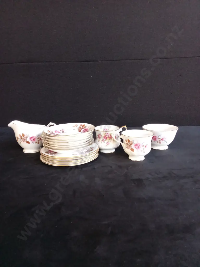 BONE CHINA QUEEN ANNE SET Image 1++