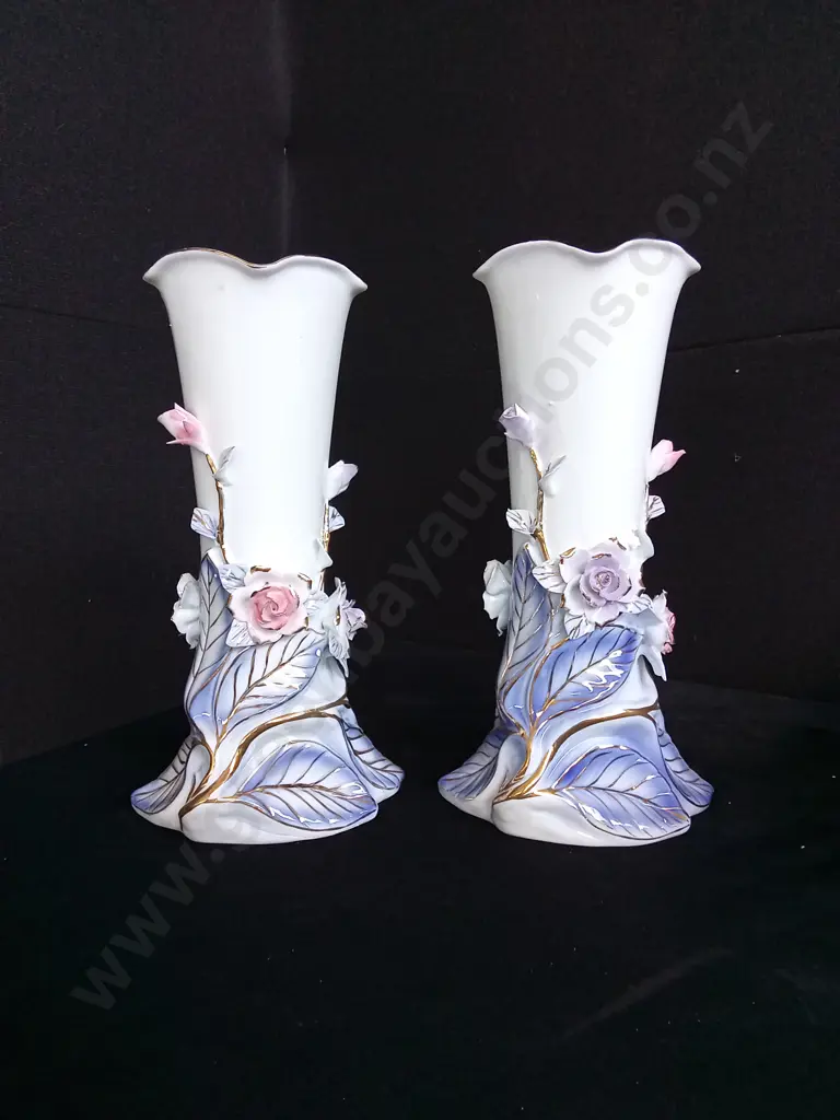 SET OF TWO PORCELAIN VASES Image 1++