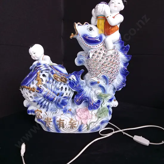 VINTAGE CHINESE PORCELAIN LAMP (INTERNATIONAL PLUG)