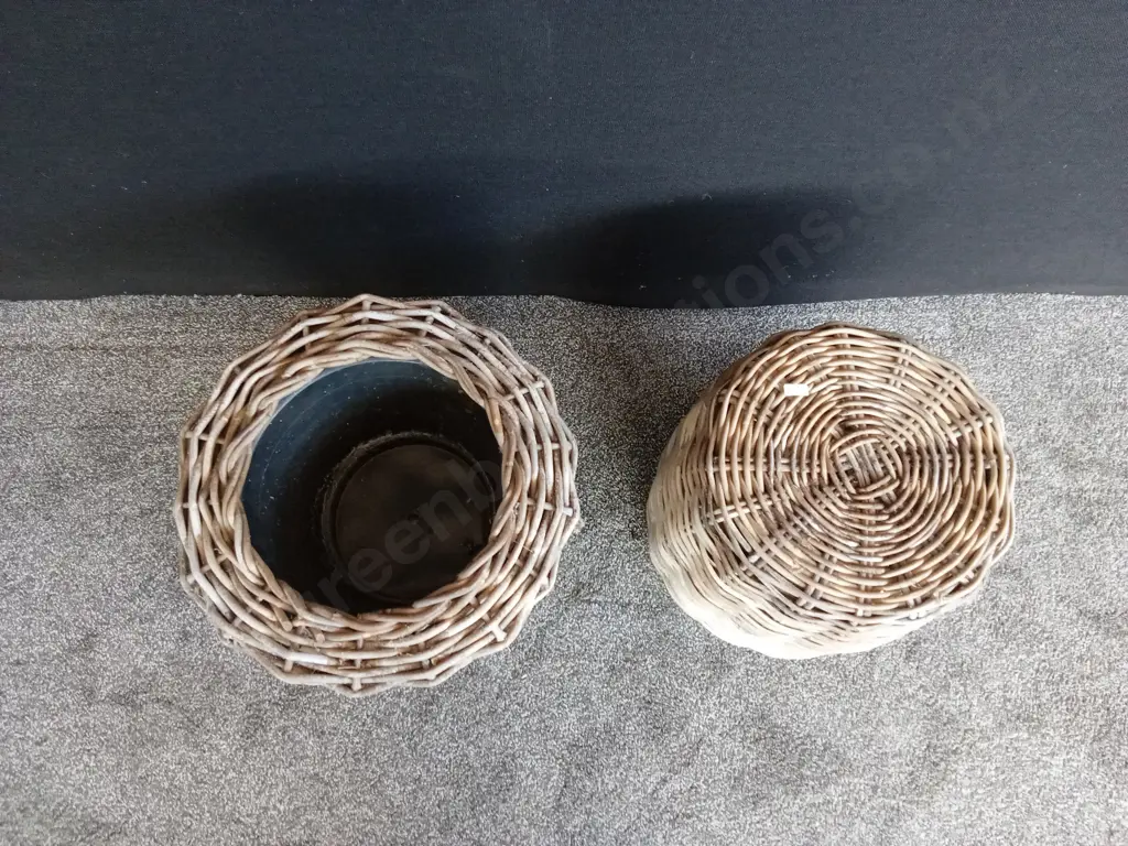 WICKER STOOL AND POT PLANT HOLDER Image 1++