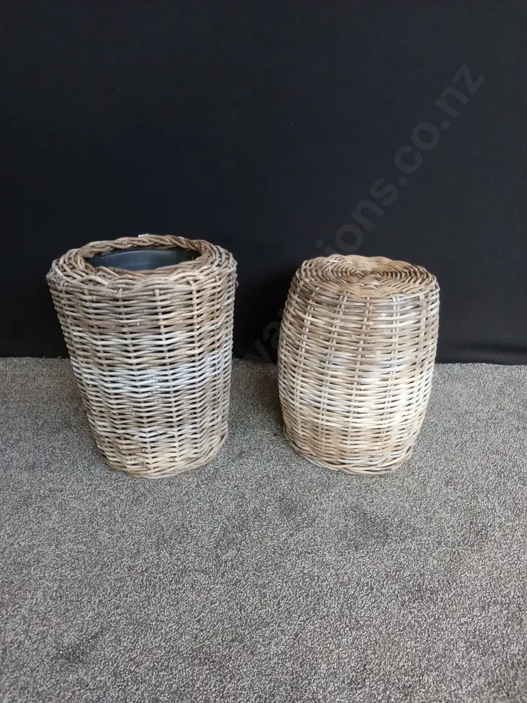 WICKER STOOL AND POT PLANT HOLDER Image 1++