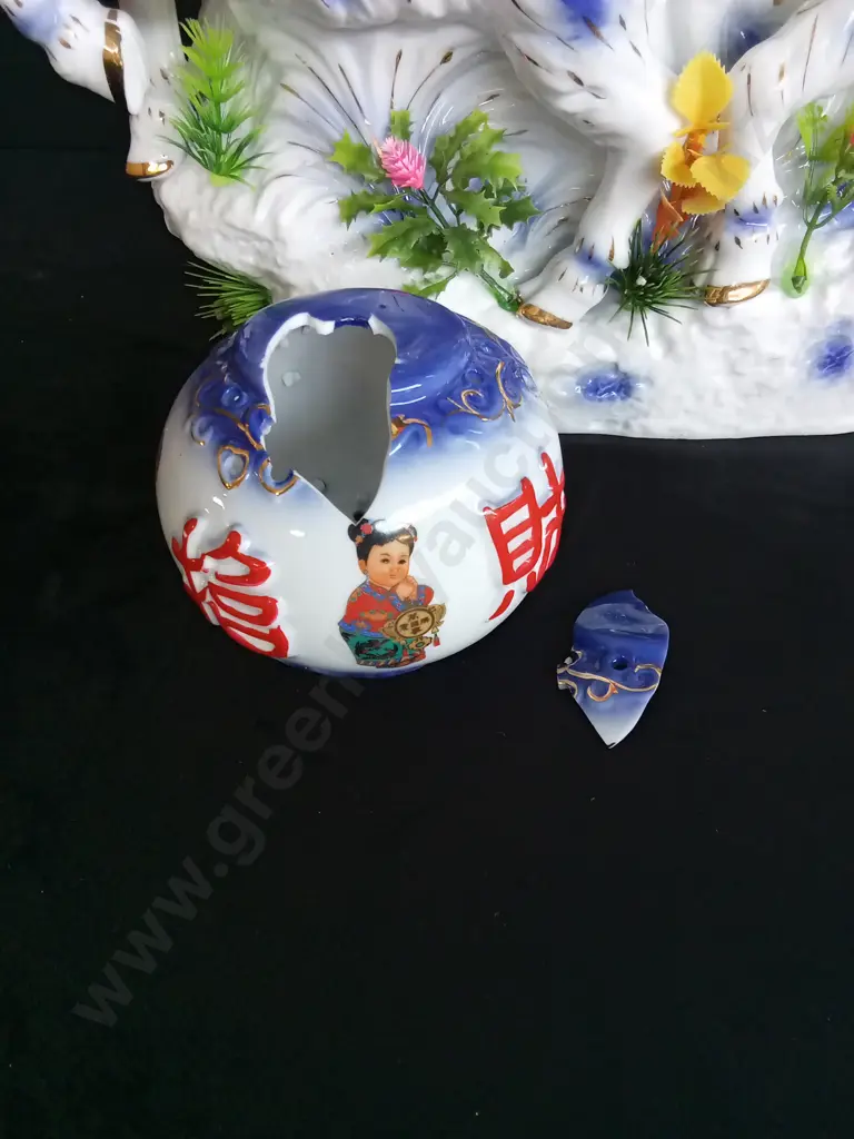 PORCELAIN CHINESE LAMP WITH 3 GOATS (ONE BROKEN PIECE AND INTERNATIONAL PLUG) Image 1++