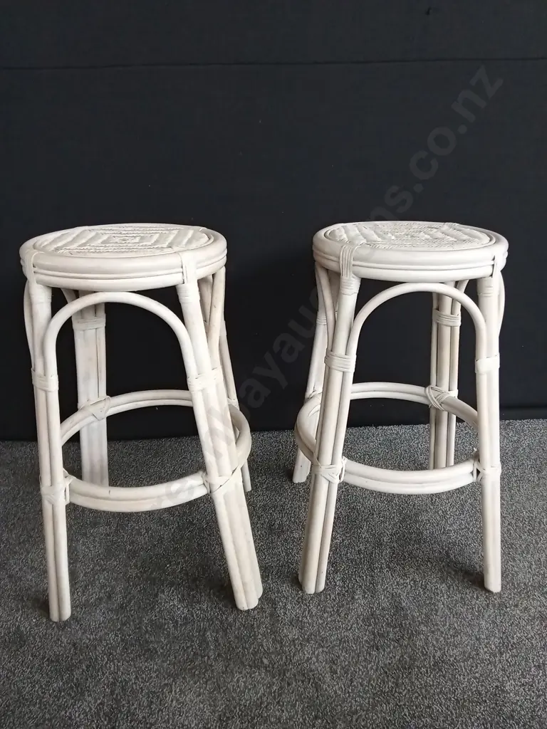 2 ROUND BAMBOO STOOLS AND CANE TABLE WITH REMOVALBLE GLASS TOP Image 1++