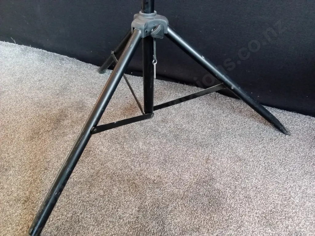 SHOT OUTLAW DART BOARD ON FORMULA SPORTS TRIPOD WITH FOAM SURROUND ( ONE LEG DAMAGED - FOOT MISSING RUBBER) PLUS DARTS Image 1++