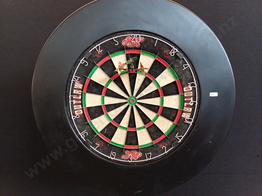 SHOT OUTLAW DART BOARD ON FORMULA SPORTS TRIPOD WITH FOAM SURROUND ( ONE LEG DAMAGED - FOOT MISSING RUBBER) PLUS DARTS Image 1++