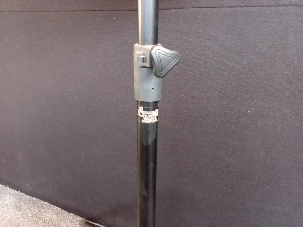 SHOT OUTLAW DART BOARD ON FORMULA SPORTS TRIPOD WITH FOAM SURROUND ( ONE LEG DAMAGED - FOOT MISSING RUBBER) PLUS DARTS Image 1++