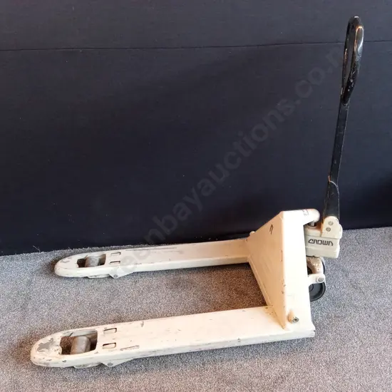 CROWN 2300KG CAPACITY WIDE PALLET JACK  - FULLY OPERATIONAL 690MM WIDE FORKS (OUTER TO OUTER)