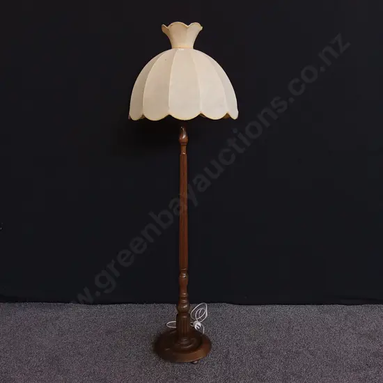 TALL VINTAGE WOODEN LAMP AND LAMPSHADE WORKING