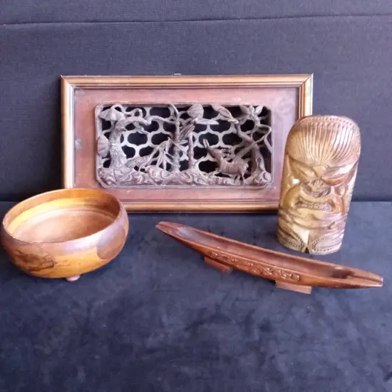 MIX OF WOODEN AND CARVED DECOR