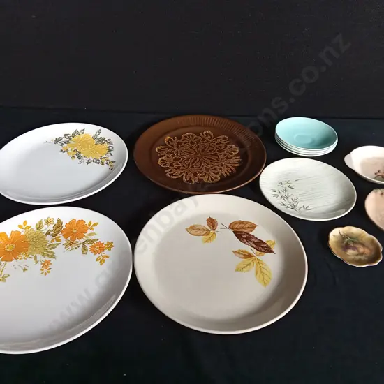 12 PIECE COLLECTION OF CROWN LYNN PLATES POOLE SAUCERS AND CARLTON WARE DISHES