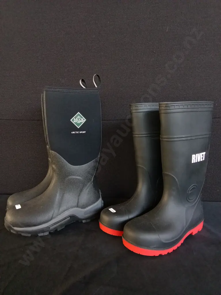MUCK BOOT COMPANY SIZE US MENS 10 AND RIVET SIZE 9 GUMBOOTS Image 1++