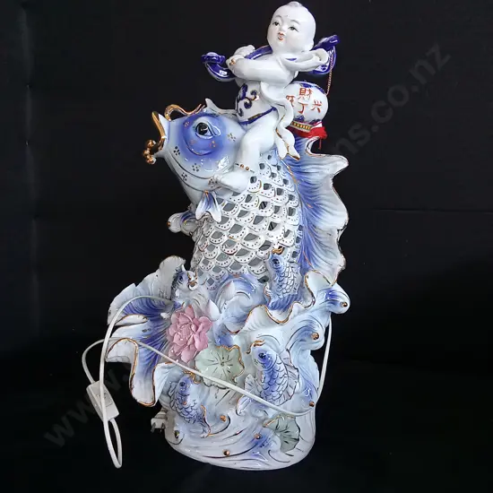 CHINESE PORCELAIN LAMP STATUE (INTERNATIONAL PLUG)