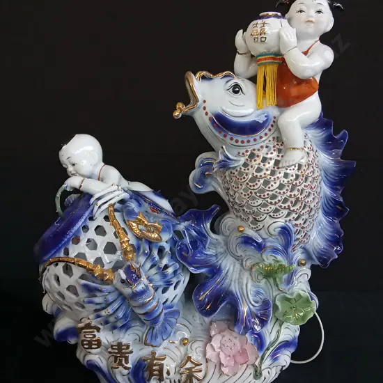 VINTAGE CHINESE PORCELAIN LAMP (INTERNATIONAL PLUG)