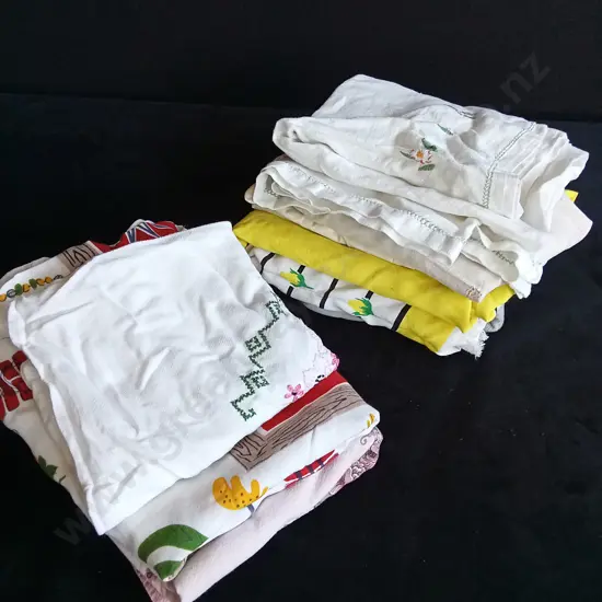 MIX OF TABLECLOTHS IN A RANGE OF SIZES