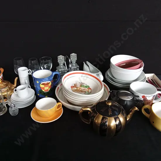 BOX OF KITCHEN ITEMS