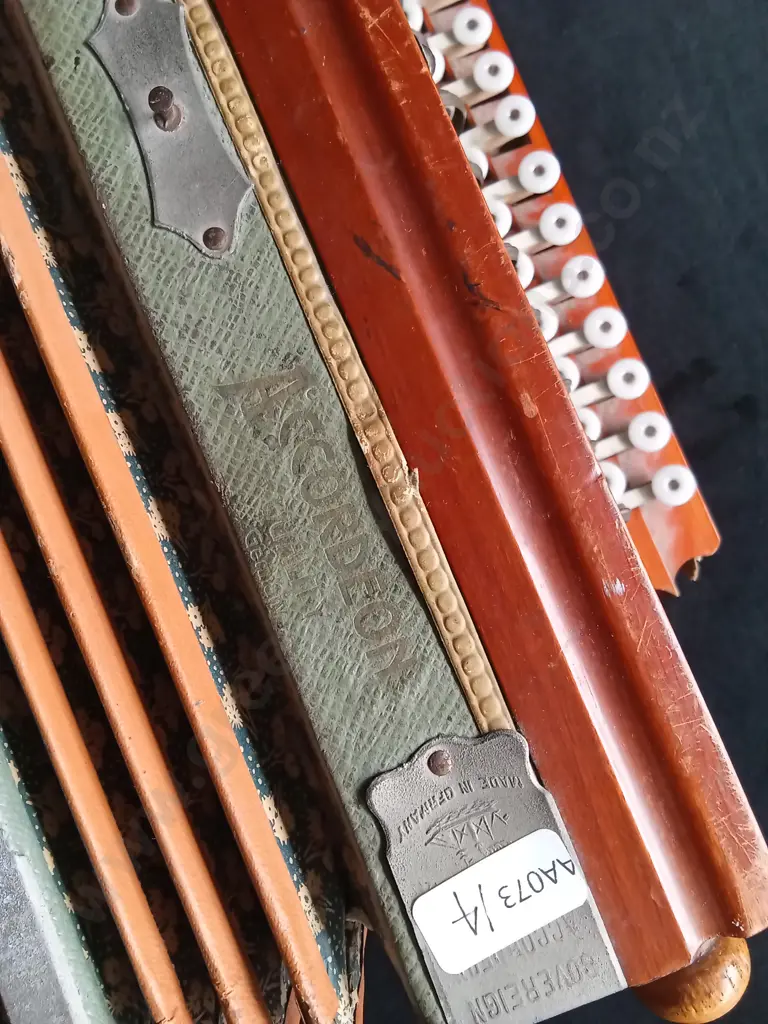 BEAUTIFUL VINTAGE SOVEREIGN HAND MADE ACCORDIAN, BELLOWS IN GOOD CONDITION, STEEL AND BRONZE REEDS Image 1++