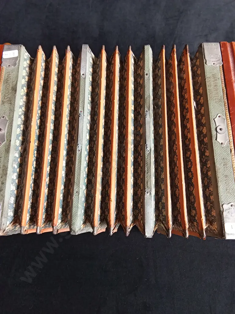 BEAUTIFUL VINTAGE SOVEREIGN HAND MADE ACCORDIAN, BELLOWS IN GOOD CONDITION, STEEL AND BRONZE REEDS Image 1++