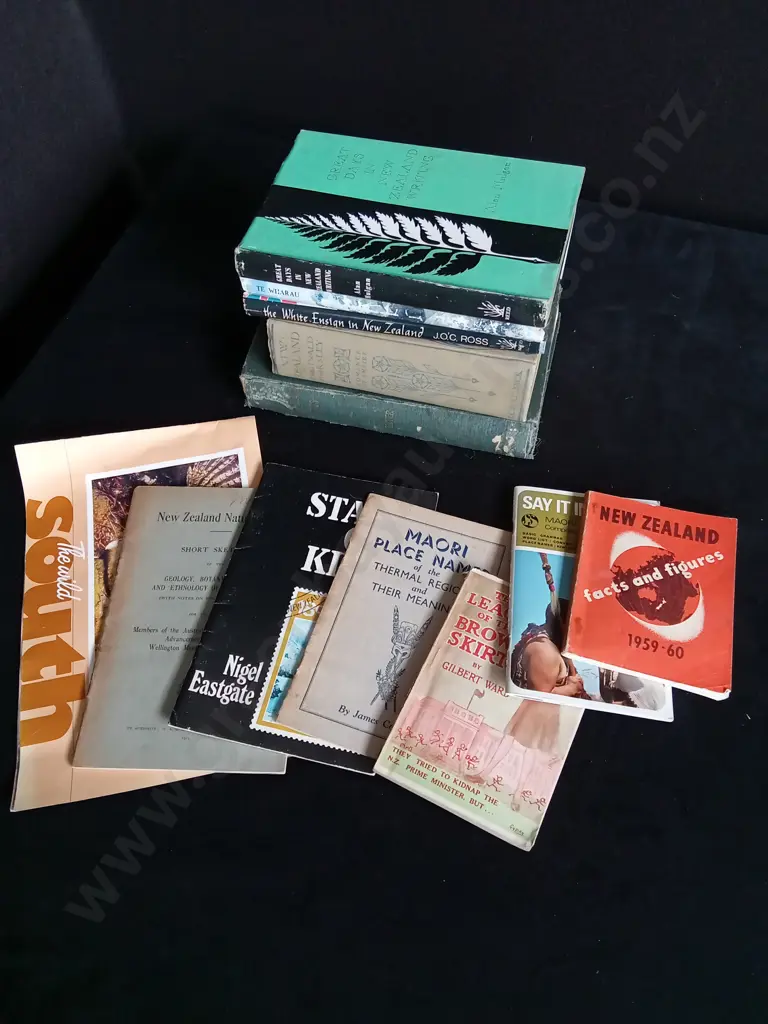 ASSORTMENT OF VINTAGE NEW ZEALAND BOOKS Image 1++