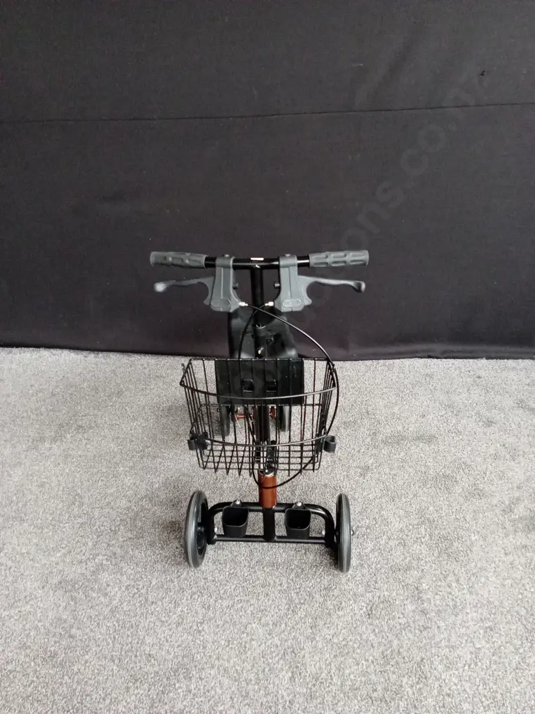 FREIHEIT KNEE WALKER Image 1++