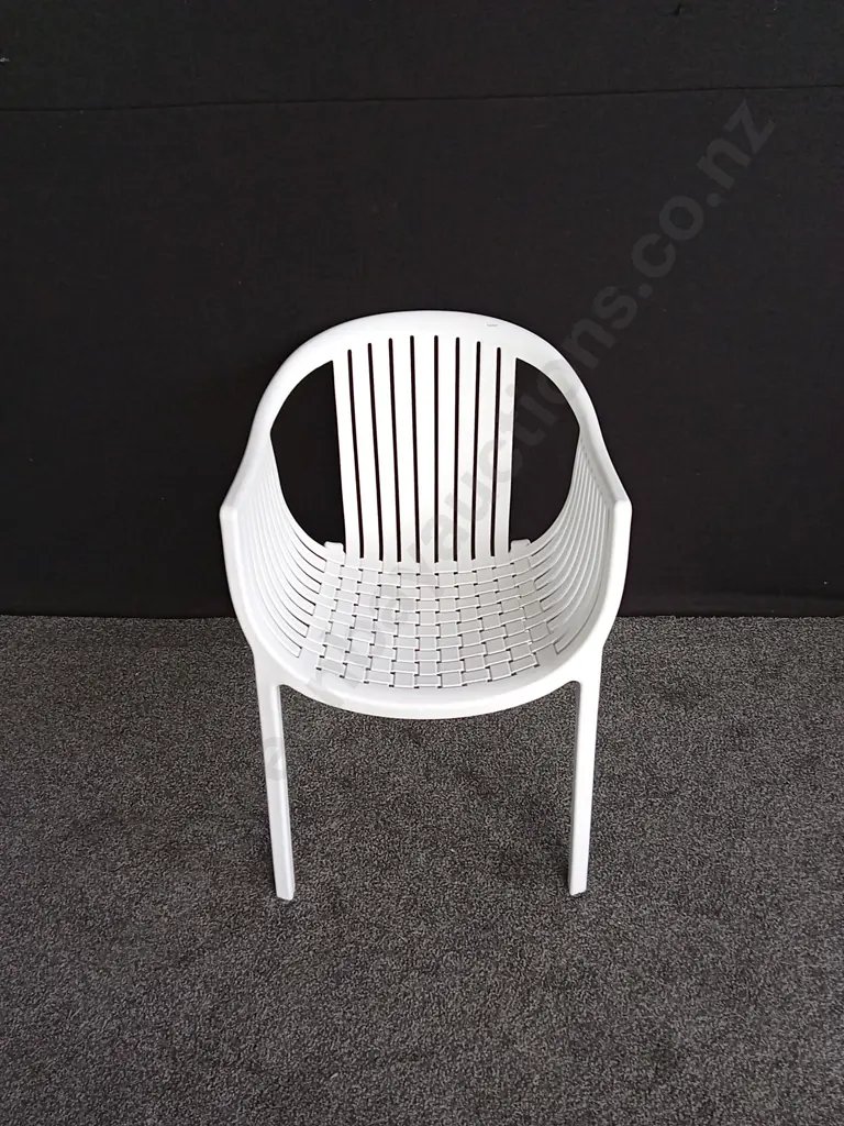 WHITE OUTDOOR CHAIR Image 1++