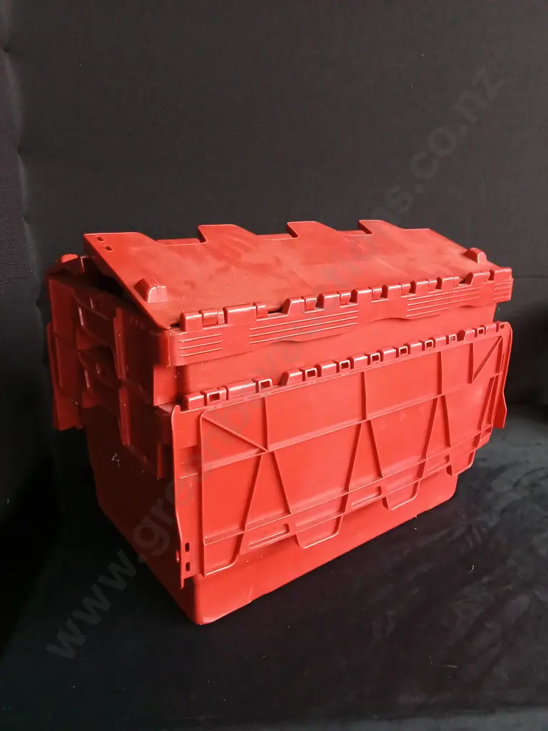 2 LARGE PLASTIC CONTAINERS AND PLASTIC WINE GLASSES Image 1++