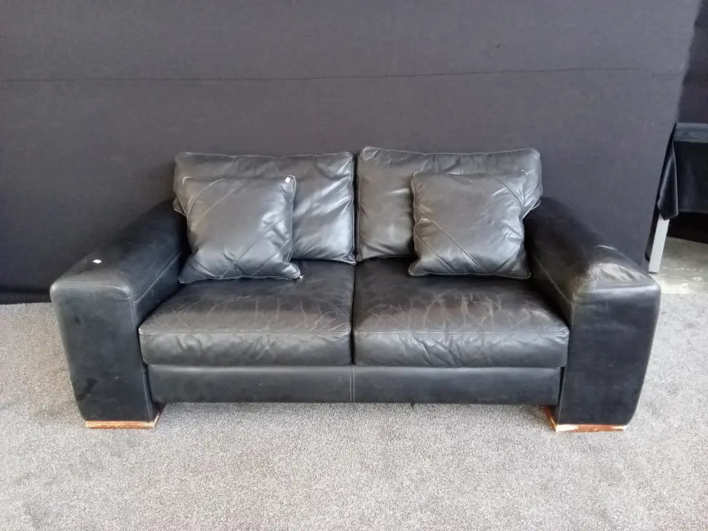 2 SEATER BLACK LEATHER COUCH WITH 2 MATCHING CUSHIONS Image 1++