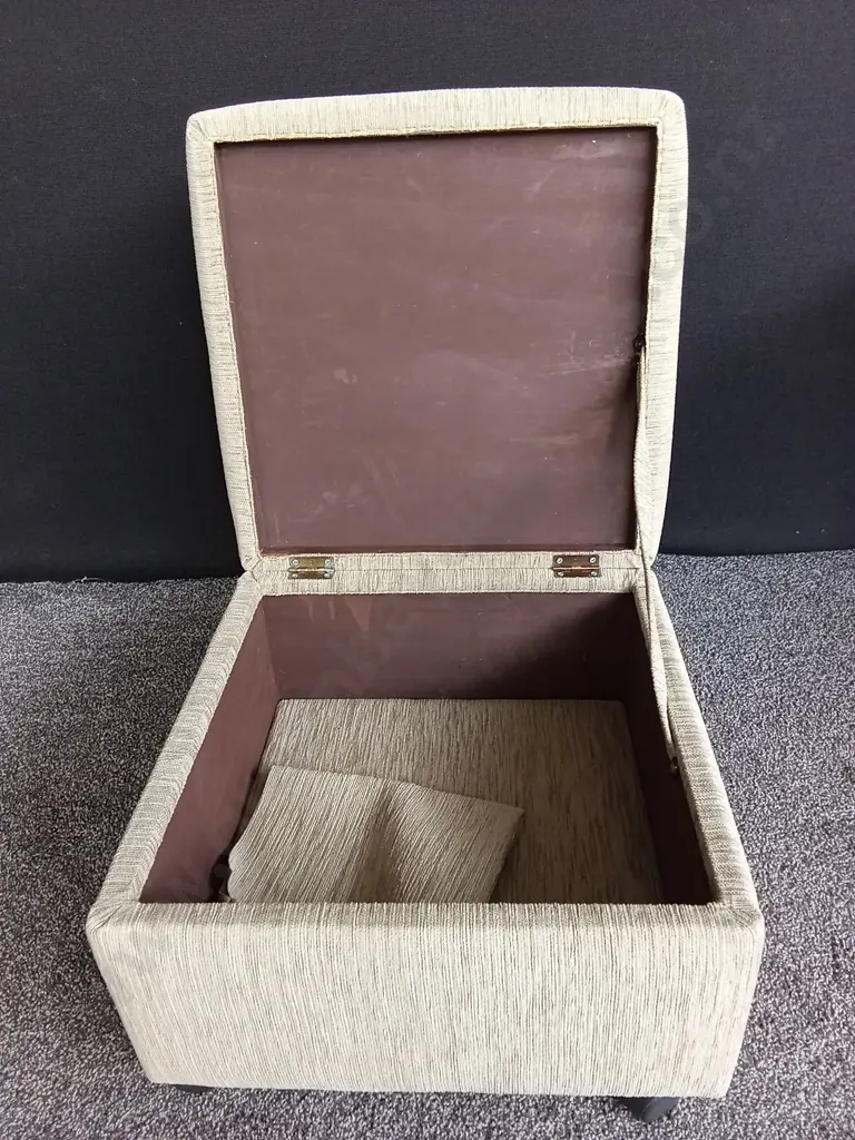 SQUARE OTTOMAN WITH COMPARTMENT Image 1++